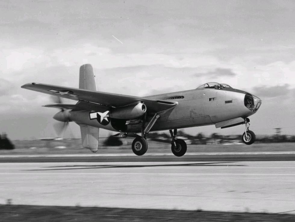 其实担心XB-42一头扎下来是多余的，没有别的原因，只要发动机足够强悍，板砖也能在天空自由的翱翔。