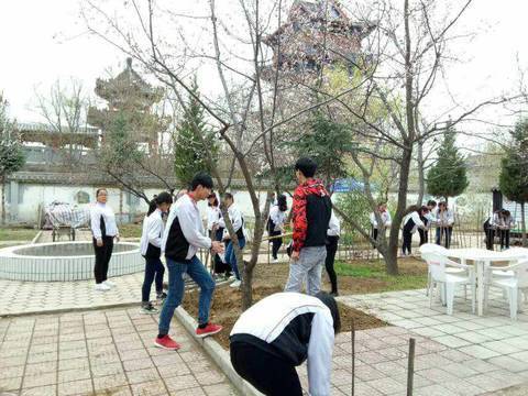 甘肃医学院红十字协会为老服务志愿者大学生让