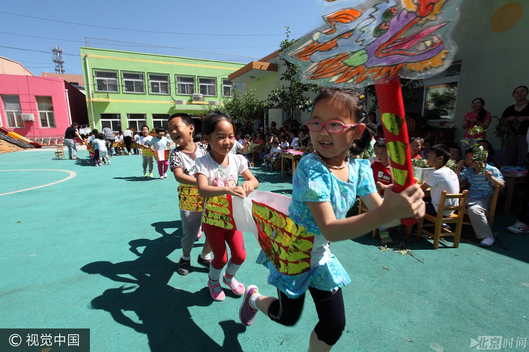 活动现场内容丰富，小孩子们都玩疯了， 孩子们用雄黄酒在小孩脑门上画王字、用艾草编花环、包粽子、制作香囊、画钟馗、赛龙舟等精彩不断， 孩子们的笑声充满着整个校园。