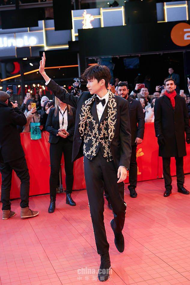 王源柏林电影节红毯造型全球首穿 极致绅士魅