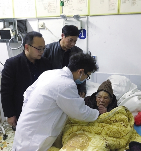 93岁被关猪圈:警方控制儿媳 老人已送进重症病房