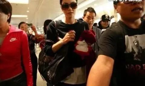 谢霆 锋王 菲再度分手,王菲哭着上飞机,李亚 鹏