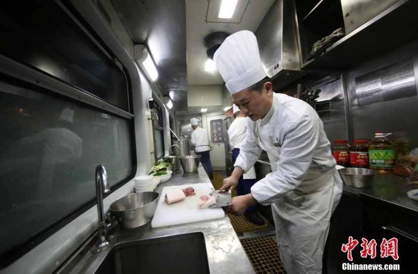 近日，由重庆客运段广州车队值乘的K358次列车上，餐车厨师正忙碌的为旅客制作盒饭。据悉，列车厨师会根据行车时长和客流量来预估用餐人数，再列出所需的食材量。为保证食品安全，餐车上的所有食材，都需要通过重庆客运段统一购买，再配送到列车上。为了保证食材新鲜，肉类食品通常在配送前会进行半加工，然后采取速冻处理，分类密封包装，送上列车储存在冰柜中。而对于蔬菜，一般只会准备当天所需的，对于行车时间较长的列车，就在沿途固定站点进行补充。为了满足不同旅客的需要，列车上还会制作面条和酸辣粉特色小吃，供旅客选购。苏志刚 摄