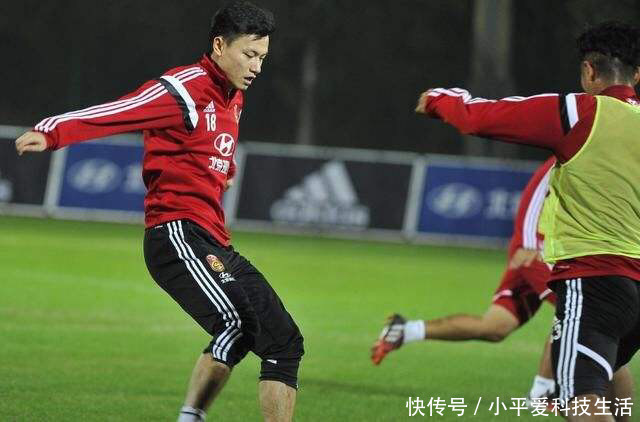 国足惨败泰国,上万足球迷起身离场:不想看祖国