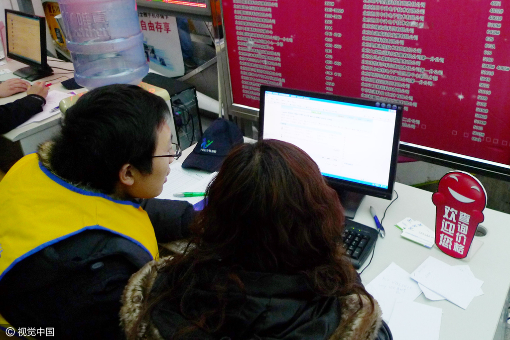 2009年1月18日，走进北京中关村的“海龙大厦”，人们发现一层电梯旁，一处电子屏幕上显示：“先查价，后购物”，原来这是新近设置的海龙价格查询服务区，工作人员正在在忙碌着，为前来购物的顾客提供价格查询服务，让消费者在卖场中，购物前及时了解到相关信息，受到消费者的欢迎。当时在海龙大厦买电脑要防各种圈套，卖场这个模式还有竞争力么？