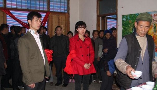 农村的倒插门婚礼:新娘为男方送彩礼,男方家人