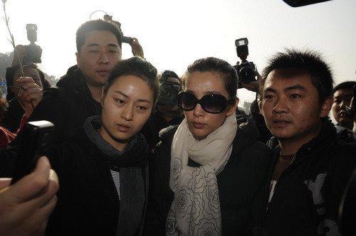 实拍李钰葬礼,穿婚纱下葬,李冰冰含泪送别,初恋