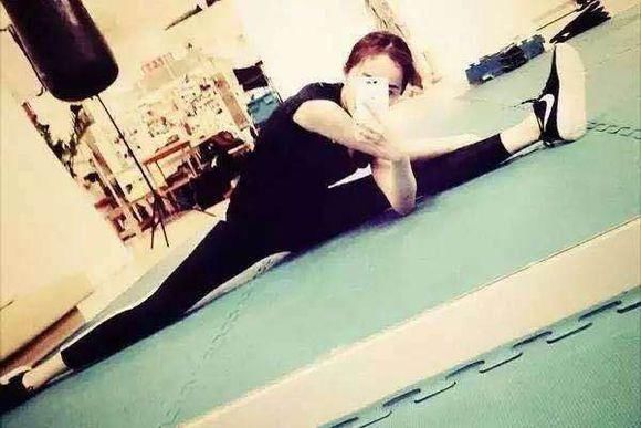 刘亦菲穿高跟鞋居然跨一字马,但是跟刘诗诗比