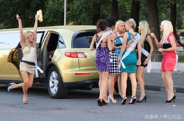 开心一刻:一保洁员打扫女生宿舍的收获!