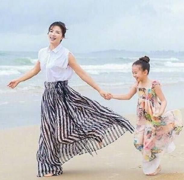 刘涛女儿照片曝光,小小年纪颜值就媲美妈妈,网
