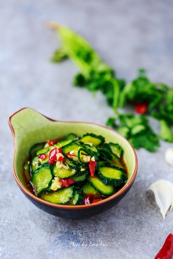 五味凉拌黄瓜 --- 炎炎夏日里的清凉小菜