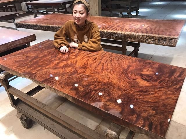 天津大佬投资欠了3千万,从头创业卖大板,一年