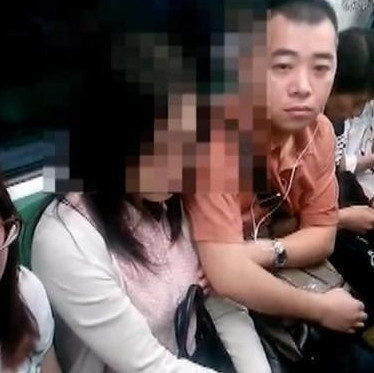 女子地铁上睡觉，男子假装沉思却摸了一路