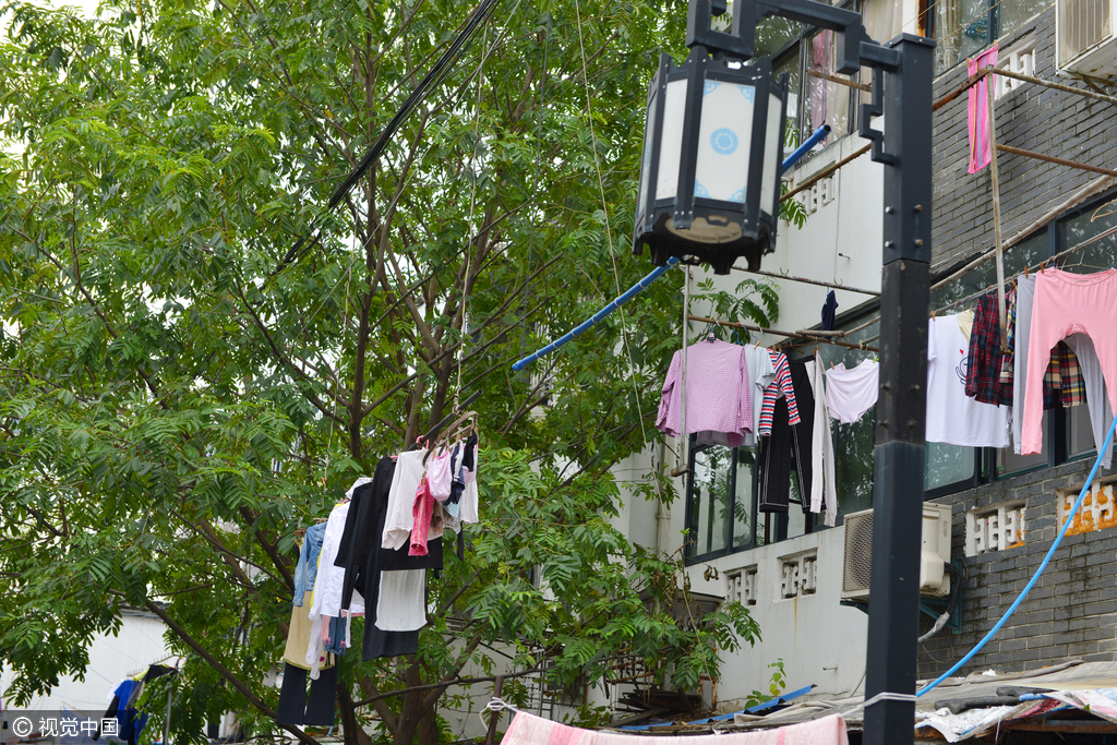图为居民晾晒在电线及变压器附近的衣物。