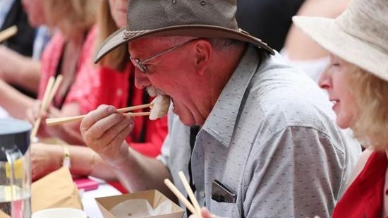 吃饺子吉尼斯世界纪录被打破 还是一群外国人(图)