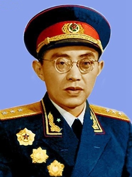 王新亭(1908-1984) 湖北孝感市人
1930年参加中国工农红军，同年加入中国共产党。土地革命战争时期，任红四方面军第四军十师政治部秘书长、三十团政治处主任。抗日战争时期，任八路军129师政治部组织部部长，386旅政治部主任、政治委员，太岳纵队政治部主任，太岳军区副政治委员兼政治部主任、司令员，晋冀鲁豫军区政治部副主任。解放战争时期，任晋冀鲁豫野战军第八纵队司令员兼政治委员，第十八兵团六十军军长兼政治委员、兵团副司令员兼副政治委员。中华人民共和国成立后，任西南军区政治部副主任、主任、军区副政治委员兼政治部主任，济南军区代司令员兼第二政治委员，中国人民解放军军事科学院副政治委员兼政治部主任，中国人民解放军副总参谋长，中共中央军委副秘书长，军事科学院政治委员、顾问。1955年被授予上将军衔，获一级八一勋章、一级独立自由勋章、一级解放勋章。来源：《中国共产党新闻网》