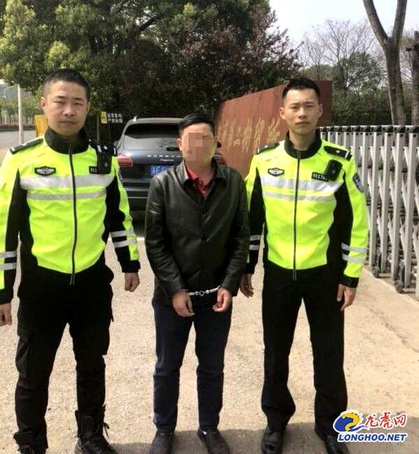 超载货车在南京长江二桥恶意闯卡 交警拦截行