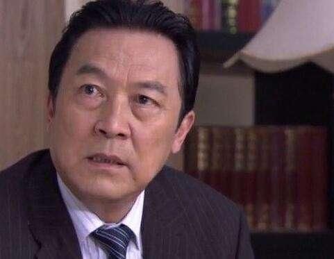 2013年《情深深雨蒙蒙》饰演秦五爷的扮演者黄达亮因心脏病不幸去世