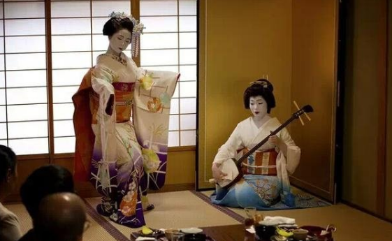 想成为日本艺伎，是需要经过好几年的训练的。训练的一天是这样的：早上起床吃少量的早餐后看报，因为有些客人会讨论时事；接下来几个小时，练习三弦等乐器、歌曲、舞蹈、茶道及谈话礼貌；用过午餐，用将近1个小时化妆后，她们穿上层层叠叠的和服，加上头饰及重达好几公斤的配件。晚上一般配客人谈话和为客人表演歌舞。