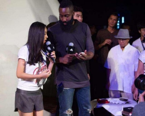 看四大女美女主播如何采访哈登,美娜表演一字