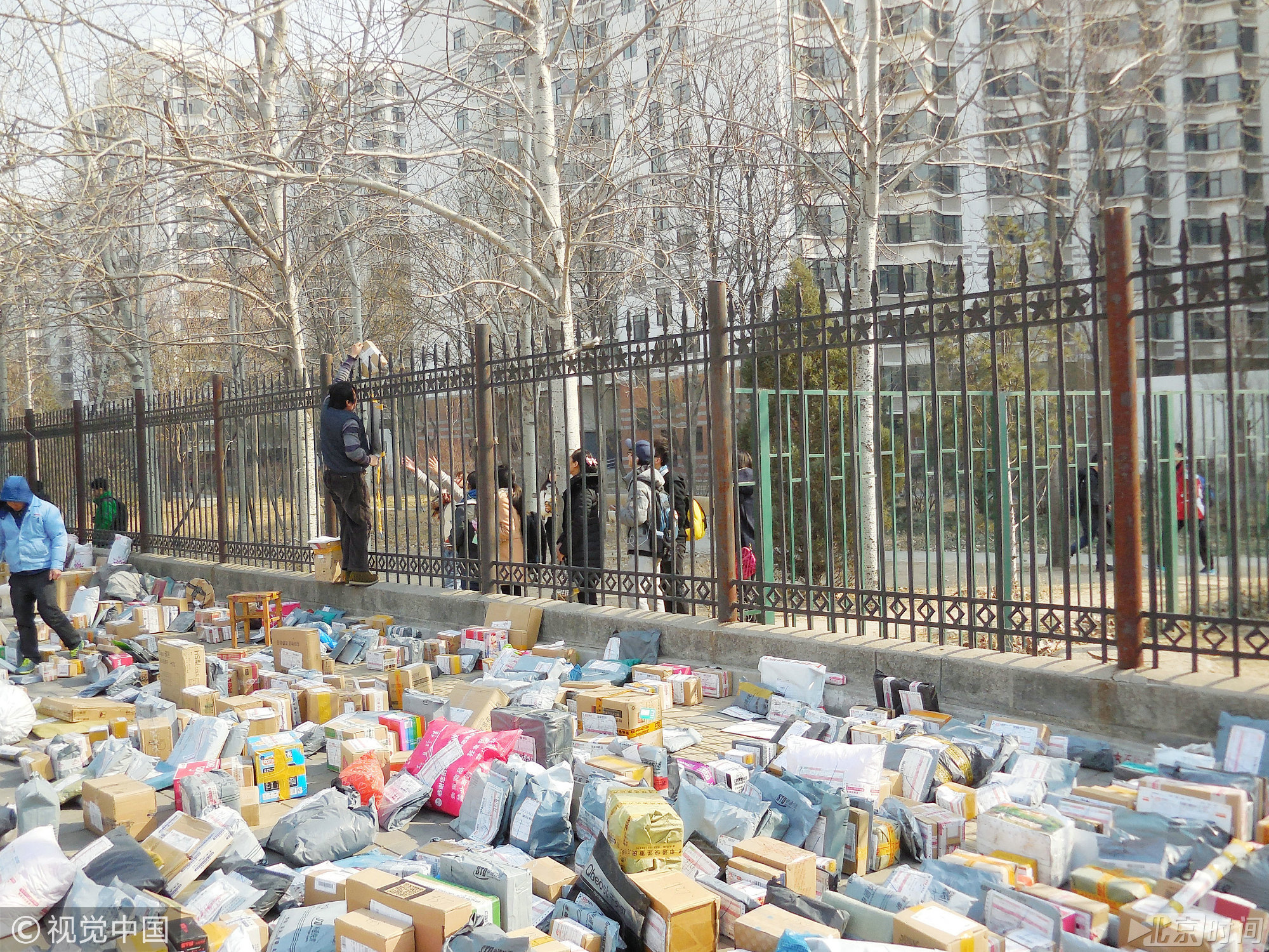 有快递公司相关负责人透露,仅昨天清华,北大两所高校快递数量就达7万