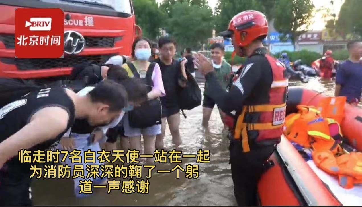 互相道谢!这一幕暖心！