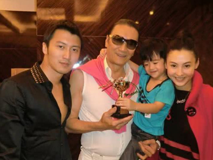 张柏芝哭着说出了孩子生父的名字,没想到谢霆