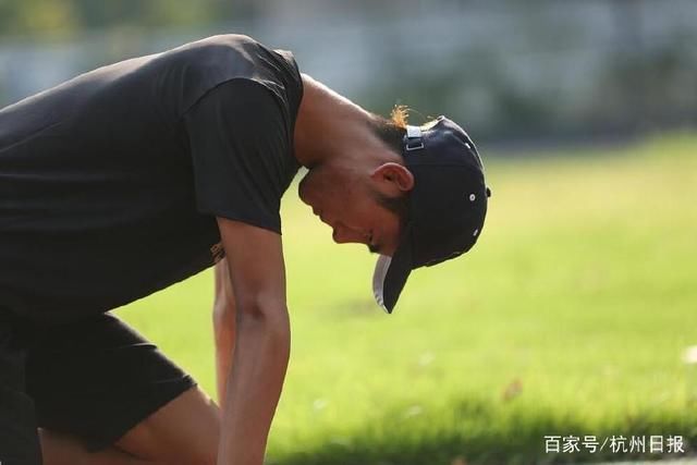 杭四中18岁刘翔夺得400米栏全国冠军!北大也