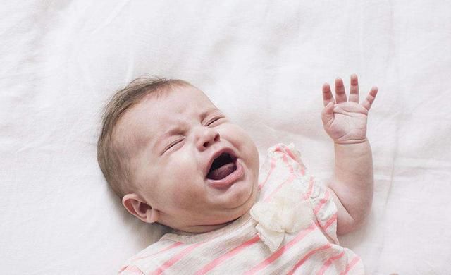 婴儿哭放任不管,可能损害婴儿的大脑,父母当心