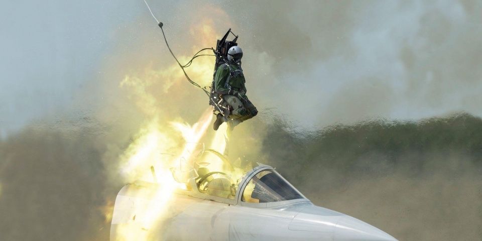 又一阿帕奇坠毁2人遇难,武直10坠落飞行员为何没事?