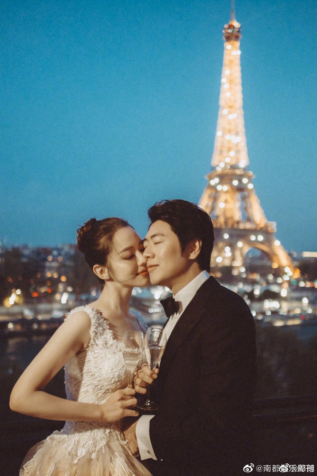 恭喜!郎朗今日晒婚纱照宣布结婚喜讯:“我找到我的爱丽丝啦 她是吉娜 爱丽丝 ”。据悉,郎朗的新娘是位24岁的德韩混血女孩,毕业于汉堡音乐戏剧学院,精通钢琴演奏。两人的婚礼于今日在法国某酒店举行。