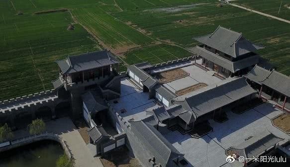 更早前，澎湃新闻记者从曲周县权威部门了解到，曲周县桂昌敬老院有限公司的这一项目占地102亩，其中已转为建设用地并建设的大约54亩，也就是澎湃新闻记者看到的城墙内部院落和人工湖的面积。