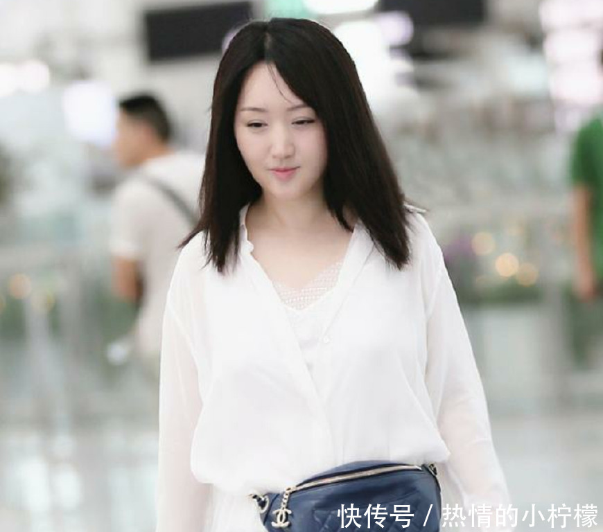 歌后杨钰莹出现在机场,还是年轻时的容颜没有