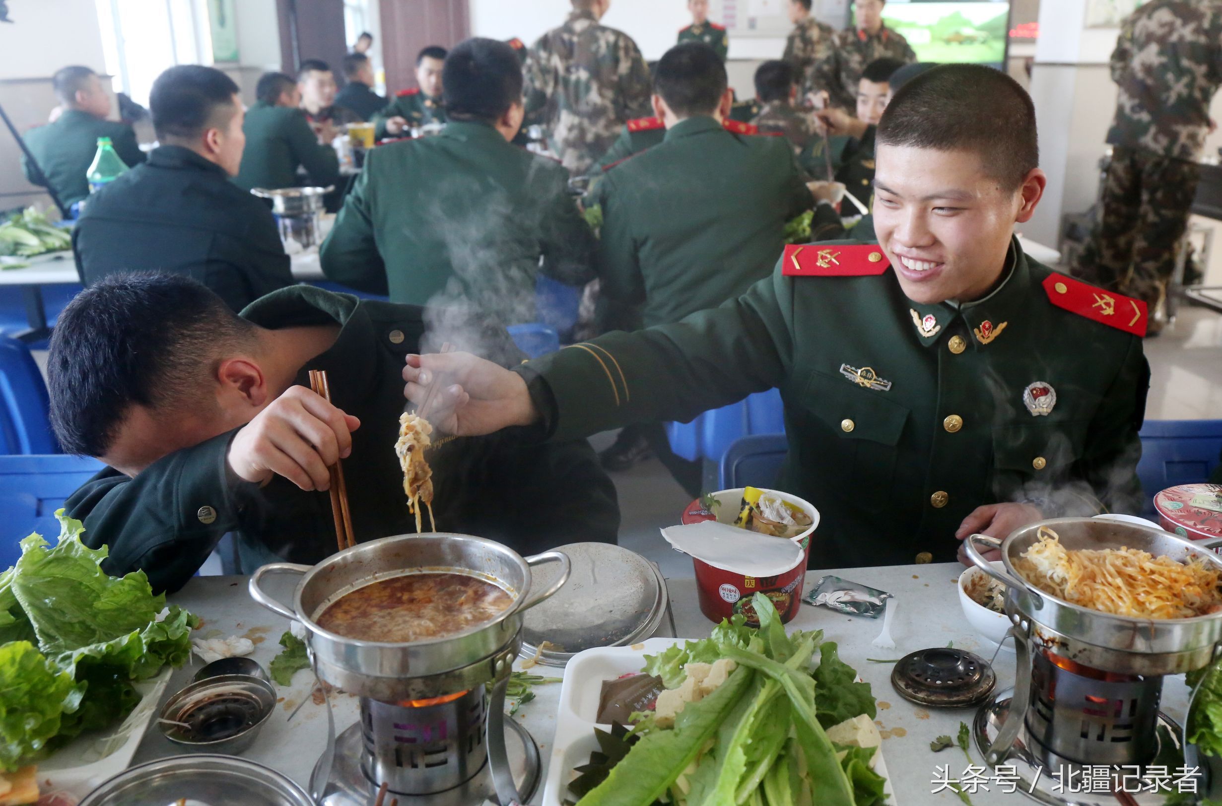 森警老兵退伍吃火锅,满锅都是肉吃着真过瘾,其它菜品堆积如山