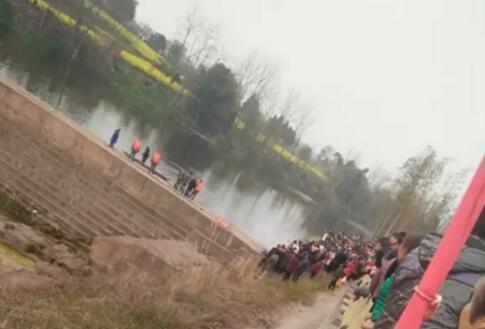 男子抱1岁女儿跳河自尽 死后仍呈拥抱姿势 男子抱1岁女儿跳河自尽 死后仍呈拥抱姿势