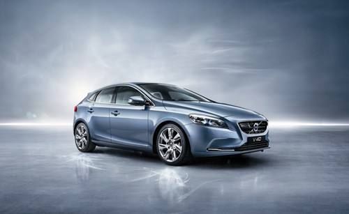 沃尔沃与奥迪相撞 沃尔沃V40被拦腰撞断 真的