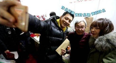 名气还不够大?黄晓明遭尴问黄什么明,孙茜素颜