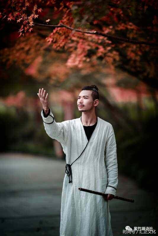 他是很帅的男诗人 但他绝不仅仅有颜值