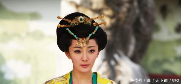 古装剧中女星盘发戴额饰,唐嫣变丑了,杨幂变丑