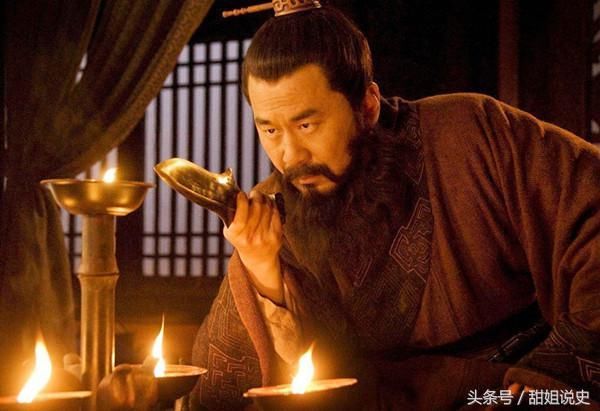 国家缺钱怎么办?曹操赚死人钱,刘备赚活人钱,