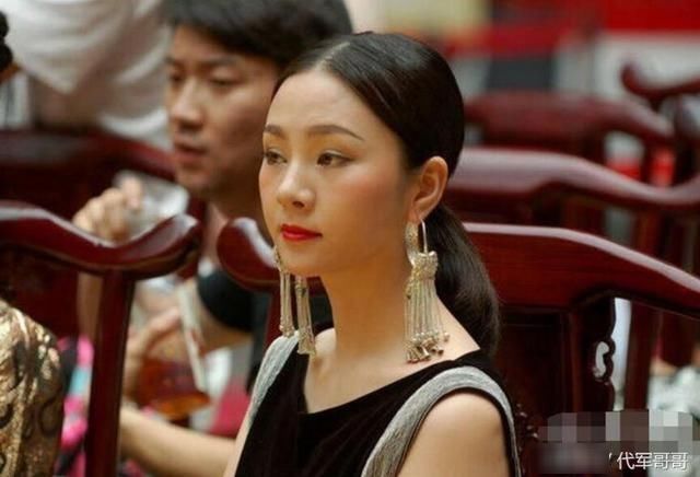 20岁因一组照片走红,被称天仙妹妹,如今32岁却成了这样?