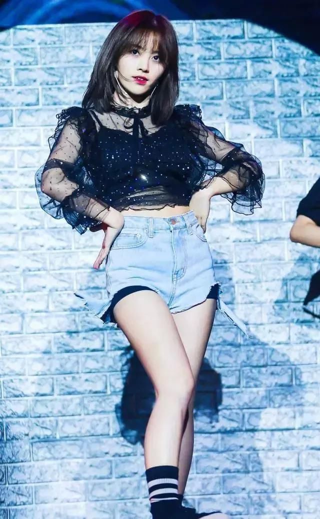 鞠婧祎动感热舞,牛仔短裤短到只能遮住重点,网