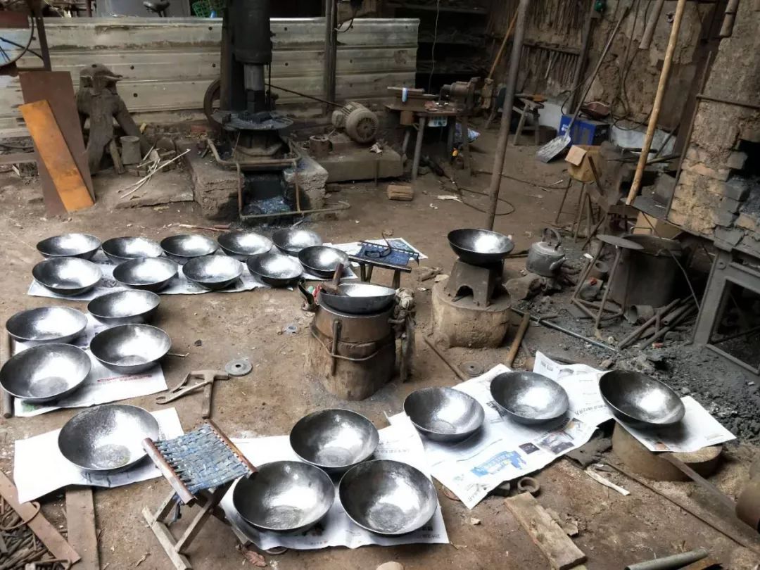 当时,骆导现场参观了牛祺圣老人和儿子牛大伟的打铁现场,了解了打铁