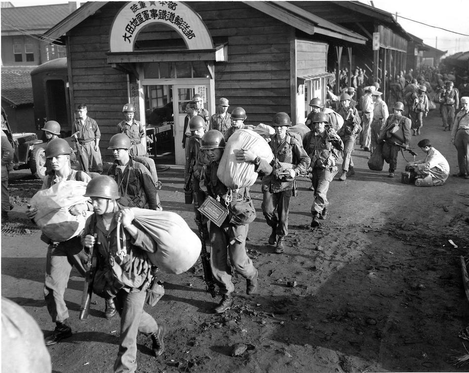 1950年6月25日，朝鲜南北内战爆发。7月5日美国第24师第1团史密斯特遣队在乌山投入作战，标志着美国正式参加朝鲜战争。但是，由于美国在朝鲜半岛的兵力不足以及南朝鲜部队士气低沉和缺乏重型装备，以至于北朝鲜一度占领了近80%的朝鲜半岛。
