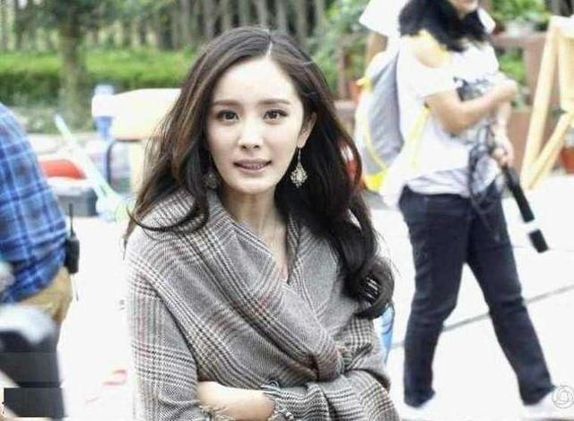 看女星如何戴围巾?林志玲聪明,赵丽颖的围法最