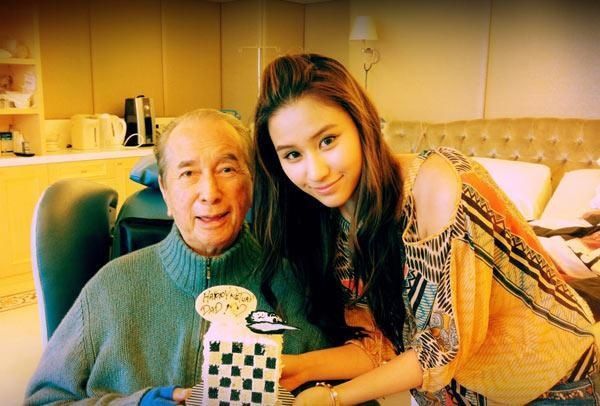 赌王和四太太亲吻庆96岁生日,网友:"傀儡"一般的秀恩爱