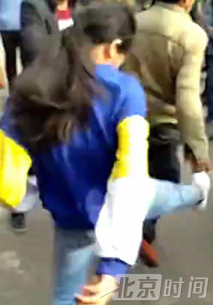 因沉迷上网被收手机不愿回家 14岁女生使出“连环腿”5次脚踹父亲