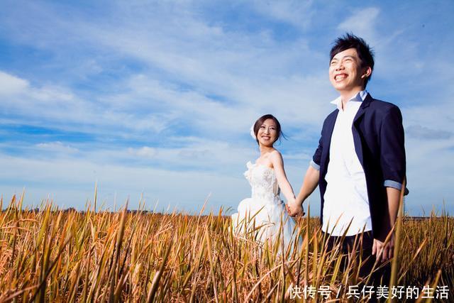 结婚婆婆给我一万改口费,我妈看了一眼小姑子