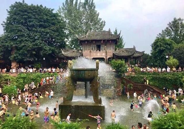 这座千年古镇,是夏季最受成都人欢迎的避暑之