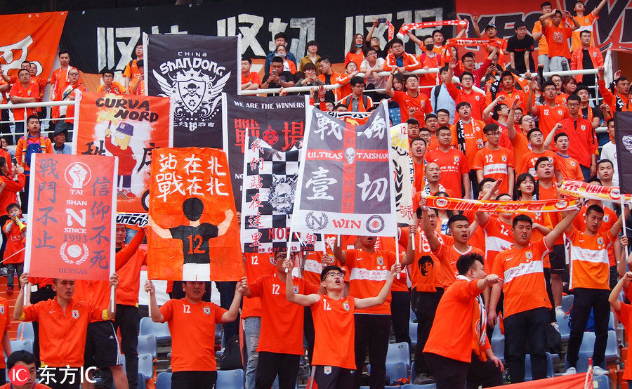 不离不弃!山东鲁能泰山球员谢场 球迷围巾墙鼓励